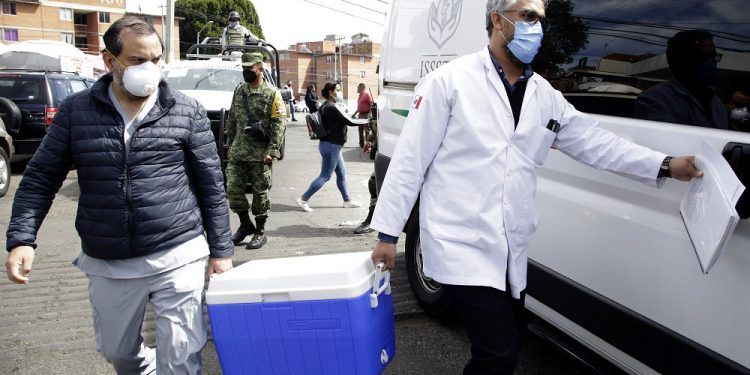 Personal médico recibe segunda dosis de vacuna anti COVID-19 en Puebla