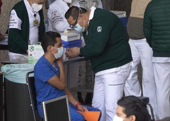 Personal médico recibe segunda dosis de vacuna anti COVID-19 en Puebla