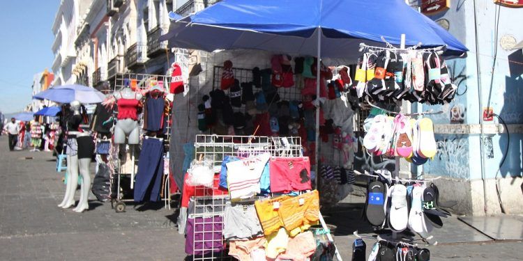 Operativo del Ayuntamiento de Puebla no funciona; ambulantes y comercios aprovechan el Día del Amor