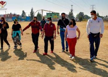 Alcaldesa de Cuautlancingo supervisa reacondicionamiento de zona deportiva Xel-Hua