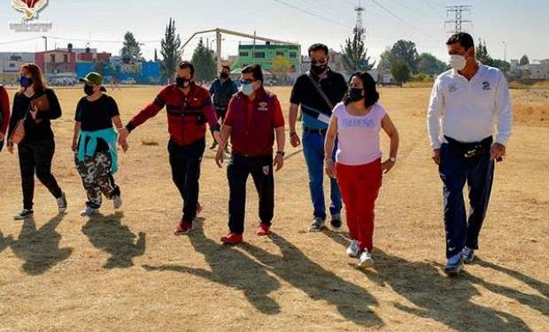 Alcaldesa de Cuautlancingo supervisa reacondicionamiento de zona deportiva Xel-Hua