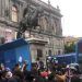 Policías repelen agresión de feministas en palacio de Bellas Artes