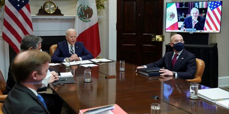 Biden dice a AMLO que tratará a México como un “igual”