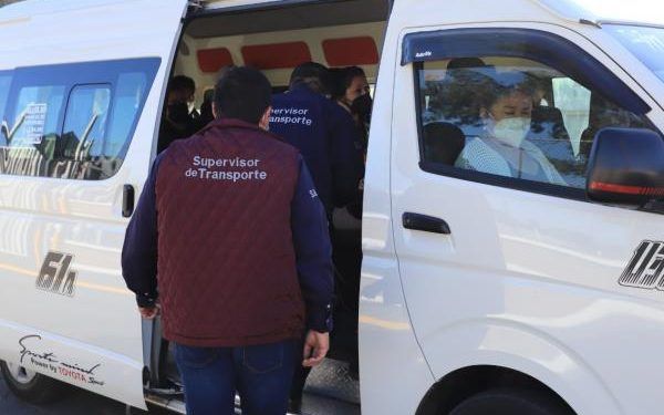 Infraccionan a 82 unidades de transporte de Puebla por rebasar cupo permitido
