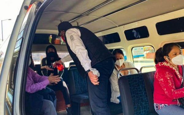 Infraccionan a 58 unidades de transporte en Puebla por rebasar cupo permitido