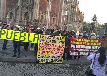 Locatarios del Mercado Amalucan protestan en Palacio Nacional 