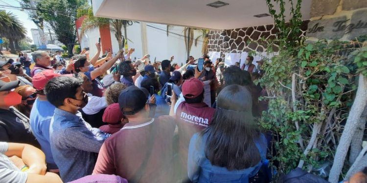 Militantes de Morena en Puebla toman instalaciones del partido por imposición de candidaturas