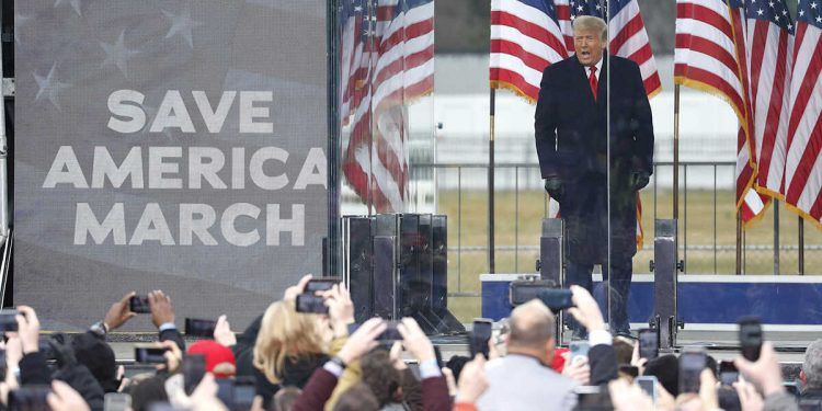 Trump miente y dice que asaltantes del Capitolio “abrazaban y besaban” a policías