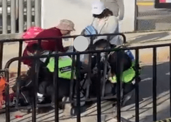 Abuela sufre infarto en fila de vacunación anti COVID-19 y muere en el ISSSTE