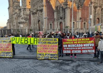 A Palacio Nacional llega protesta contra demolición del mercado de Amalucan