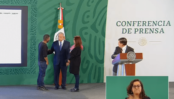 Joven irrumpe en rueda de prensa de AMLO