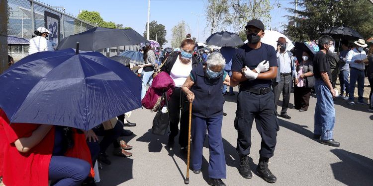 Vacunan a adultos mayores luego de 3 mil 233 muertes