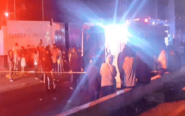 Camión vuelca frente a descatamento de la Guardia Nacional en Puebla