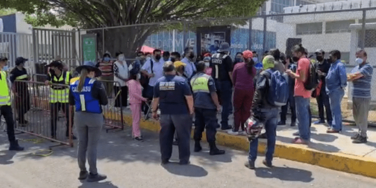 Comienzan las filas en Ciudad Universitaria BUAP para aplicación de vacuna anti COVID-19