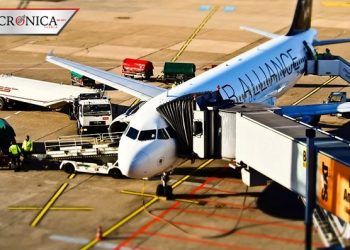 Llegan 44 jóvenes con COVID-19 a Argentina; autoridades invitan a evitar vuelos