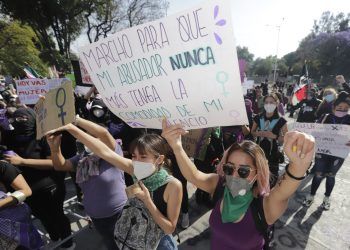 Marea púrpura recorre las calles de Puebla; mujeres exigen alto a la violencia 
