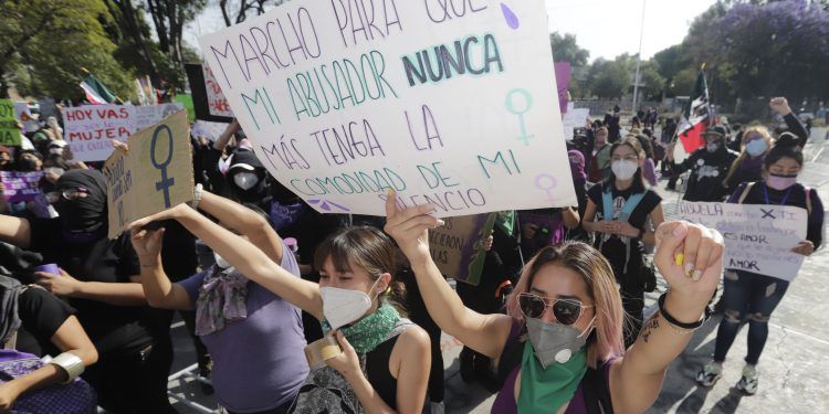 Marea púrpura recorre las calles de Puebla; mujeres exigen alto a la violencia 