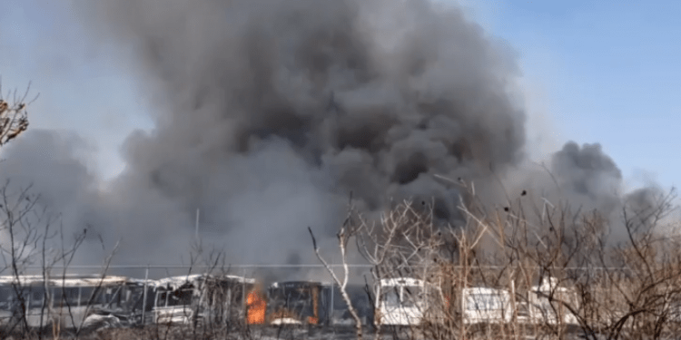 Incendio consumió terreno usado como corralón de camiones al sur de Puebla