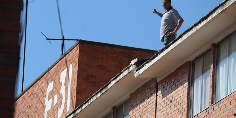 Hombre se arrojó de un edificio en San Bartolo tras doce horas de amagar con suicidarse