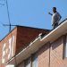 Hombre se arrojó de un edificio en San Bartolo tras doce horas de amagar con suicidarse