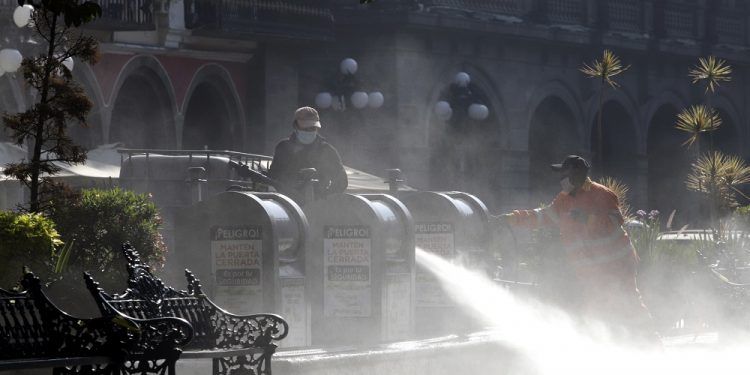 SEGOM explica que retiraron vallas del zócalo para realizar limpieza