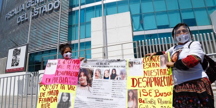 Familiares de mujeres desaparecidas en Puebla se manifiestan en la FGE
