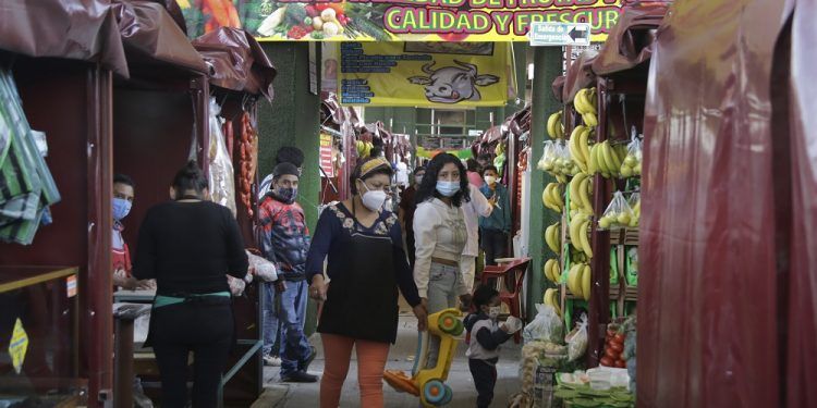 Locatarios del Mercado de Amalucan: unos quieren evitar demolición, otros ya venden en carpas