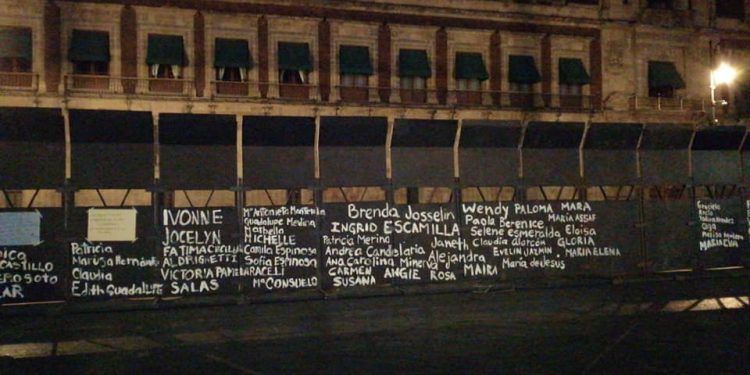 Mujeres convierten vallas del Palacio Nacional en «muro de memoria» de víctimas de feminicidios