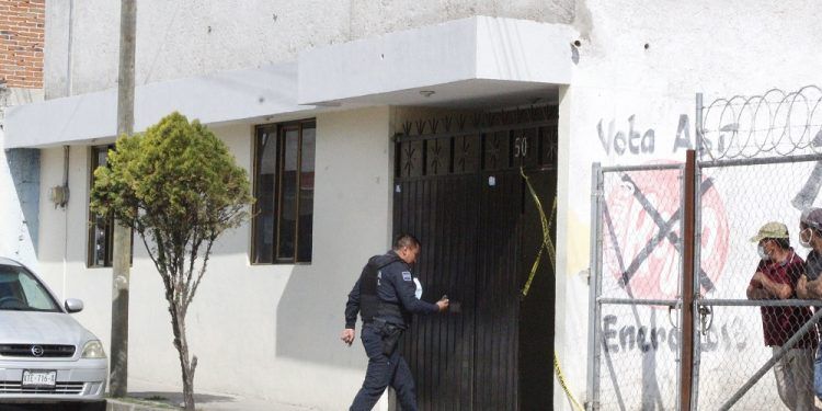 Hombre se quita la vida en su vivienda en Puebla