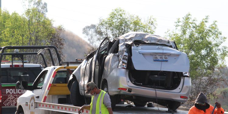 Vuelca camioneta en la autopista Atlixco; hay dos muertos