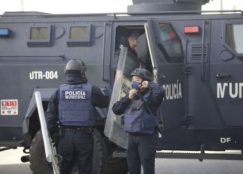Operativo policial en el mercado de Amalucan; instalan lonas para venta temporal