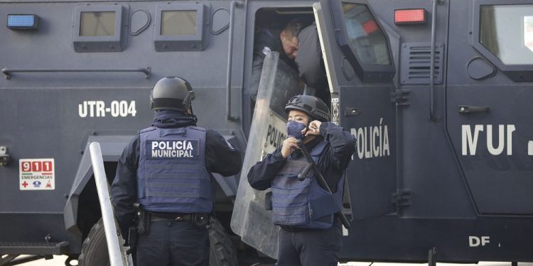 Operativo policial en el mercado de Amalucan; instalan lonas para venta temporal