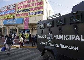 Operativo policial en el mercado de Amalucan; instalan lonas para venta temporal