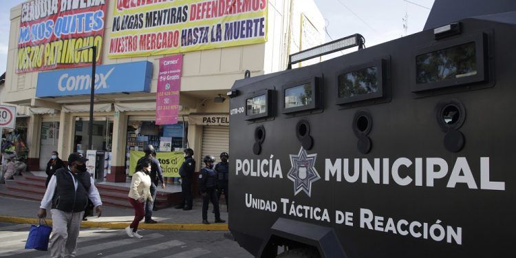 Operativo policial en el mercado de Amalucan; instalan lonas para venta temporal