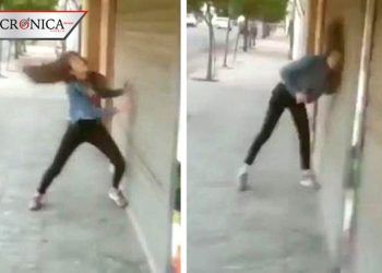 Viralizan pelea de joven pareja; ella se golpeaba la cabeza contra un portón