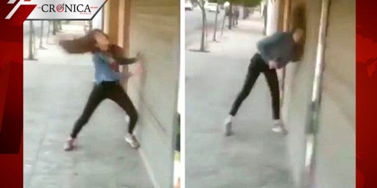 Viralizan pelea de joven pareja; ella se golpeaba la cabeza contra un portón
