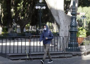Regresan las vallas al zócalo de Puebla tras breve retiro