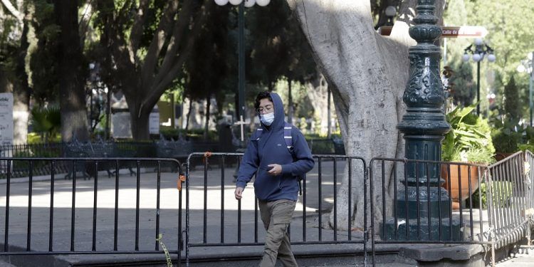 Regresan las vallas al zócalo de Puebla tras breve retiro