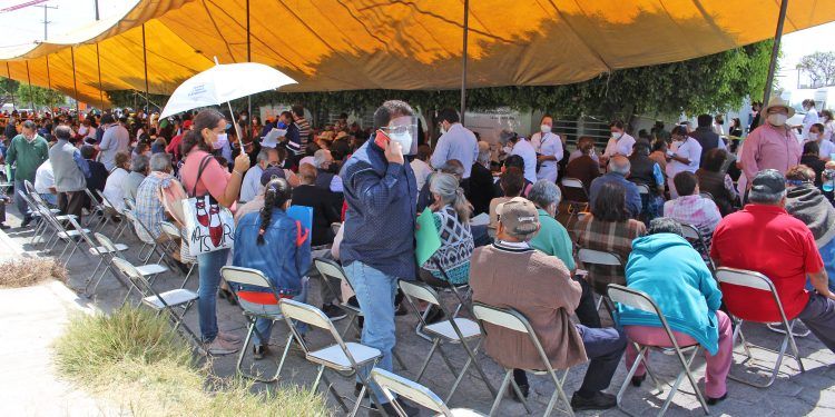 Aplican 15 % de dosis Pfizer en primer día de vacunación en Tehuacán 