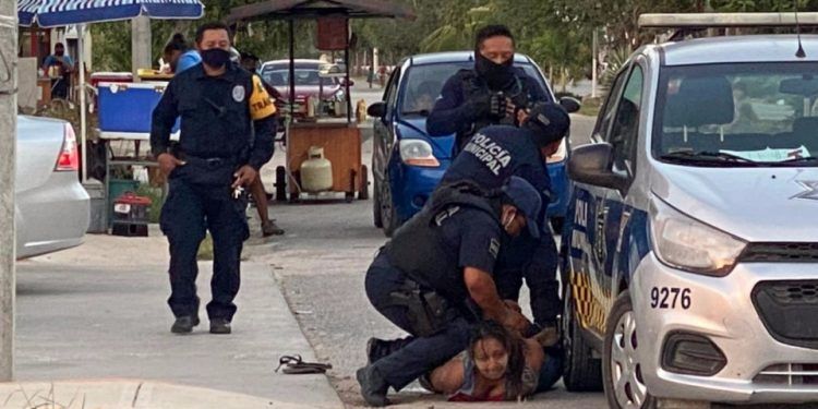 Policías de Tulum mataron a salvadoreña tras romperle dos vértebras durante arresto