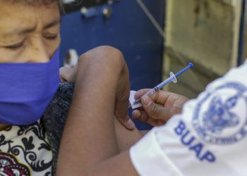 Un crimen llamado vacunación en adultos mayores