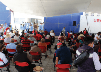 Retrasos y largas filas marcan la aplicación de las vacunas