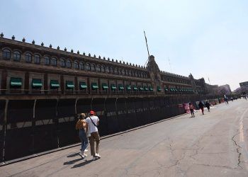 Colocación de vallas en Palacio Nacional no es miedo: AMLO