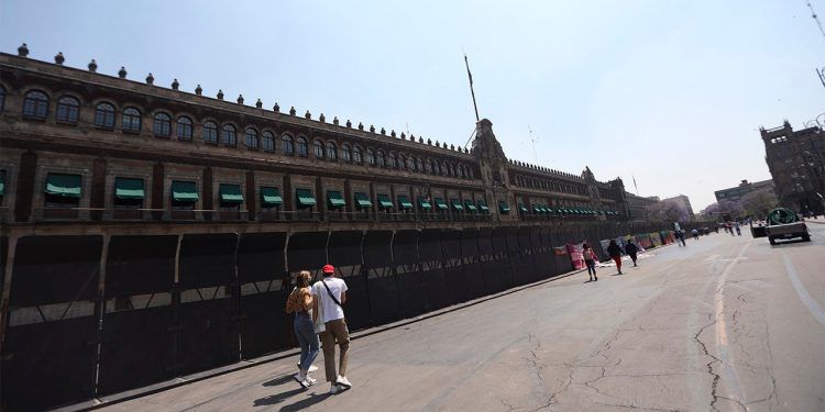 Colocación de vallas en Palacio Nacional no es miedo: AMLO