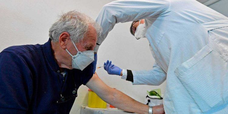 Pfizer confirma que su vacuna antiCOVID protege durante al menos 6 meses