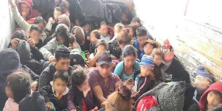 Rescatan a 61 migrantes, 33 de ellos menores, hacinados en camión de redilas, en Nuevo León