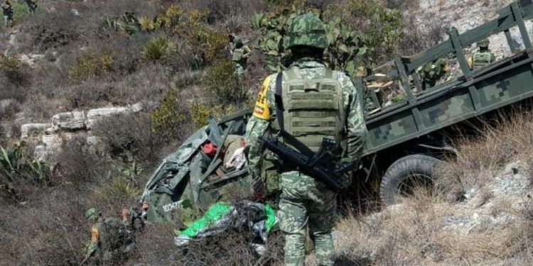 Volcadura de camión militar en la Puebla-Orizaba deja un muerto y 21 heridos 