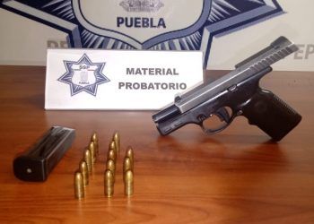 Hallan arma de policía municipal en baño de centro comercial en Puebla