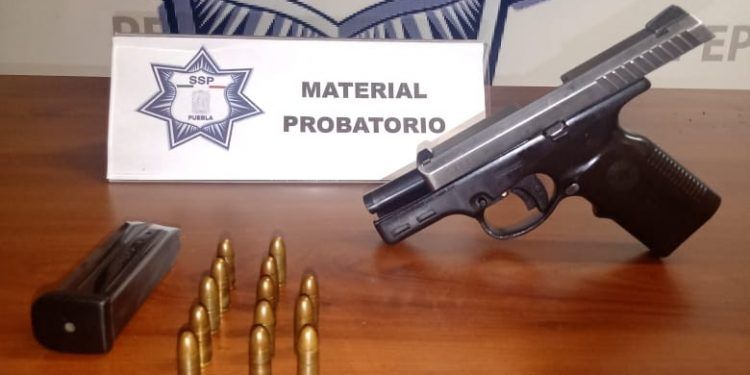 Hallan arma de policía municipal en baño de centro comercial en Puebla