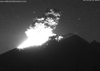 Popocatépetl despierta en madrugada; registra explosión